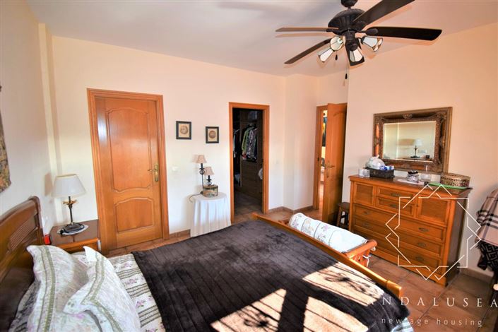 Image No.17-3 Bed Property for sale