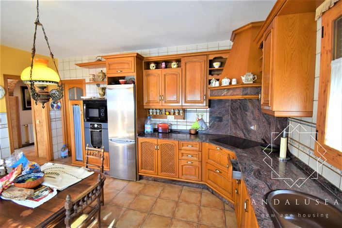 Image No.10-3 Bed Property for sale