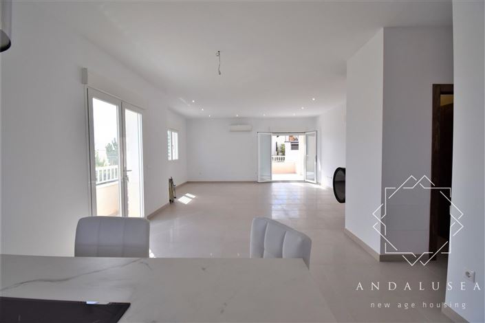 Image No.4-4 Bed Property for sale