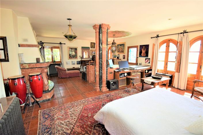 Image No.27-4 Bed Property for sale