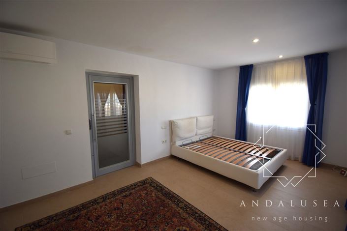 Image No.19-3 Bed Property for sale