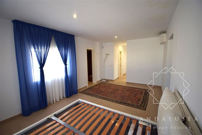 Image No.21-3 Bed Property for sale