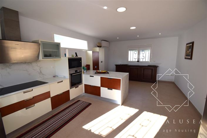 Image No.10-3 Bed Property for sale