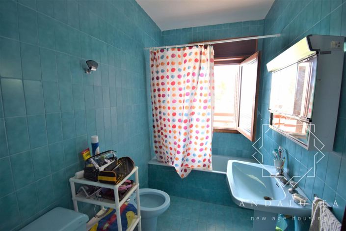 Image No.28-8 Bed Property for sale