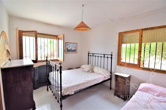 Image No.9-8 Bed Property for sale