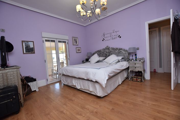 Image No.20-6 Bed Property for sale