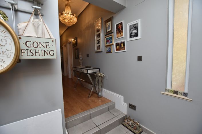 Image No.25-6 Bed Property for sale