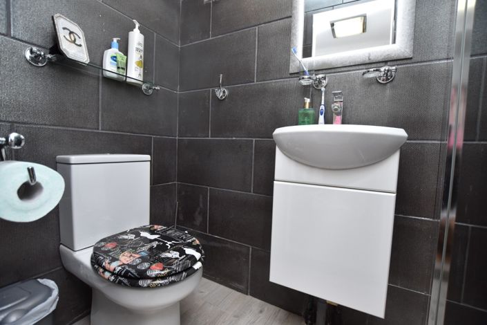 Image No.29-6 Bed Property for sale