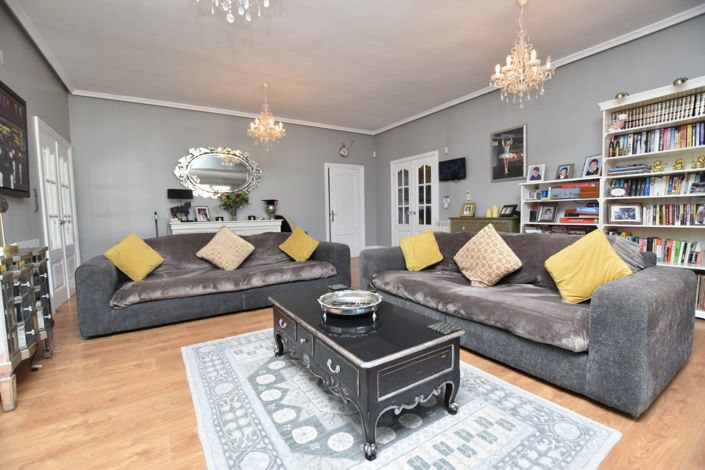 Image No.3-6 Bed Property for sale