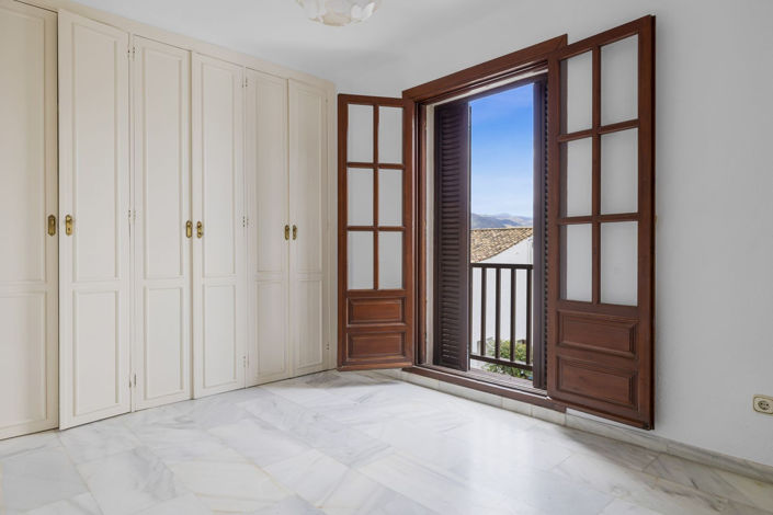 Image No.13-2 Bed Townhouse for sale