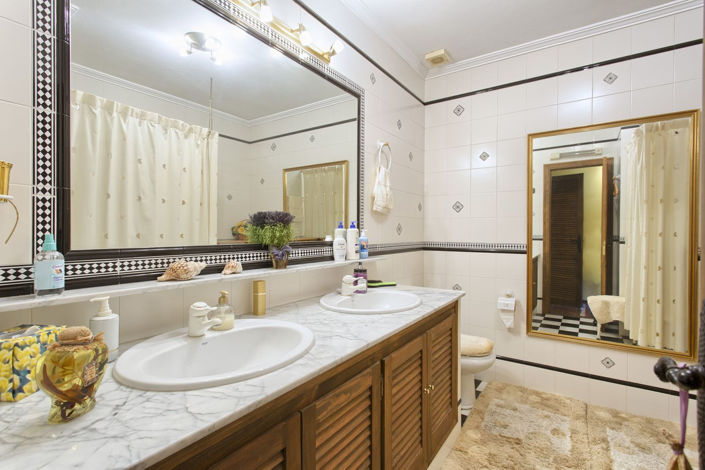 Image No.19-3 Bed Townhouse for sale