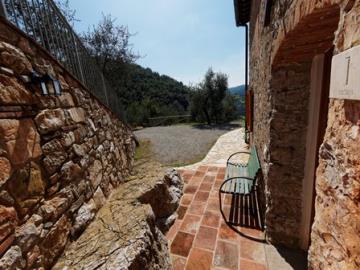 11_entrance_outdoor_facing-south