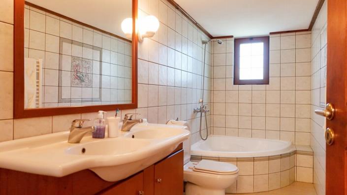 Image No.8-5 Bed House for sale