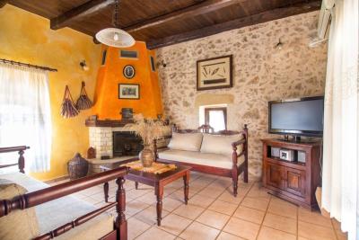 Villa-For-Sale-in-Samonas-village-9