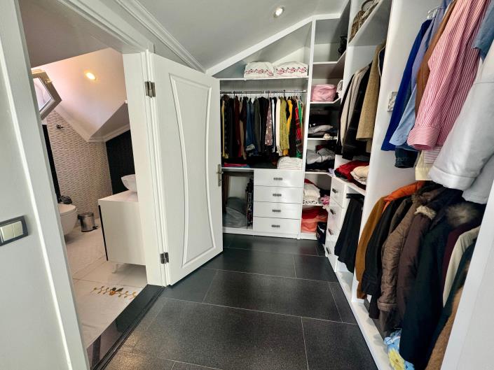 Image No.20-5 Bed Apartment for sale