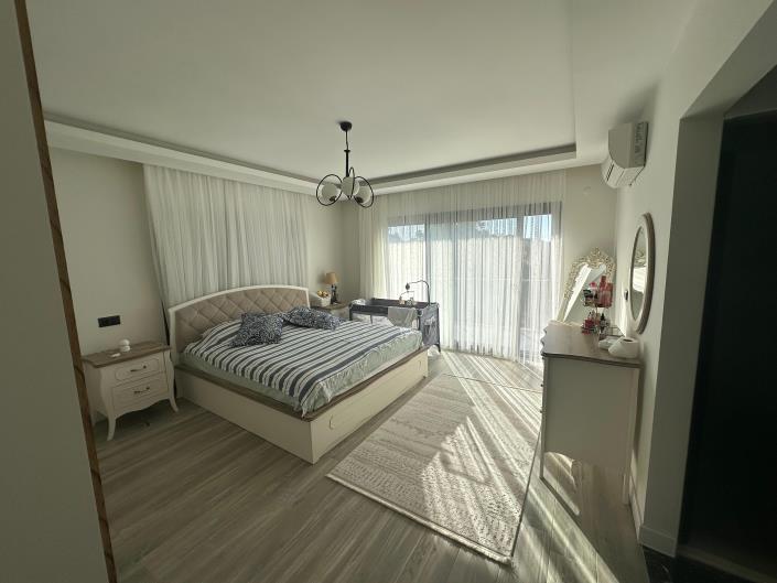 Image No.8-4 Bed Semi-Detached for sale