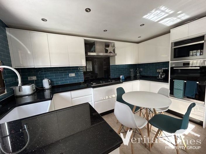 Image No.15-5 Bed Villa for sale