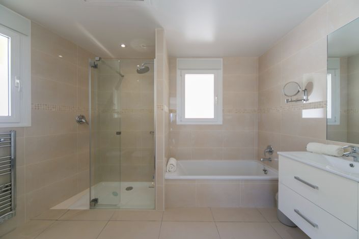 Image No.37-5 Bed Villa for sale