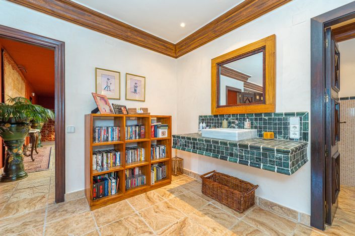 Image No.37-5 Bed Villa for sale