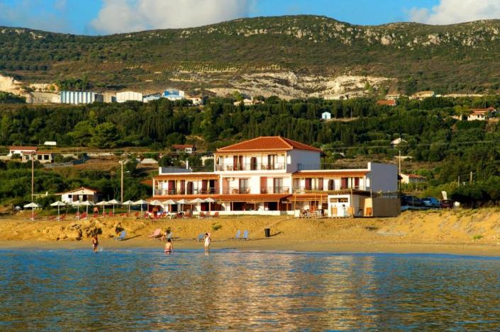 Image No.2-Un hôtel de 13 chambres à vendre à Minies