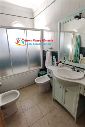 Image No.40-5 Bed Townhouse for sale