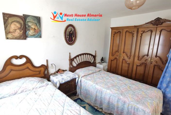 Image No.12-3 Bed Townhouse for sale