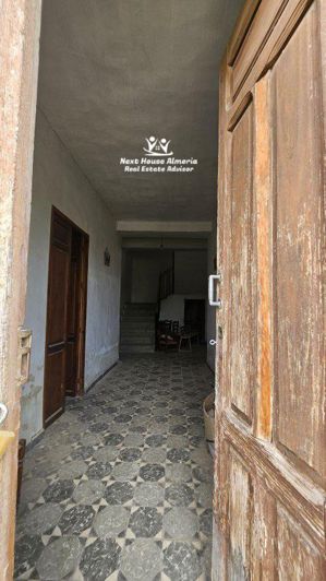 Image No.11-9 Bed Townhouse for sale