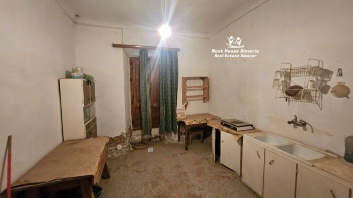 Image No.20-9 Bed Townhouse for sale