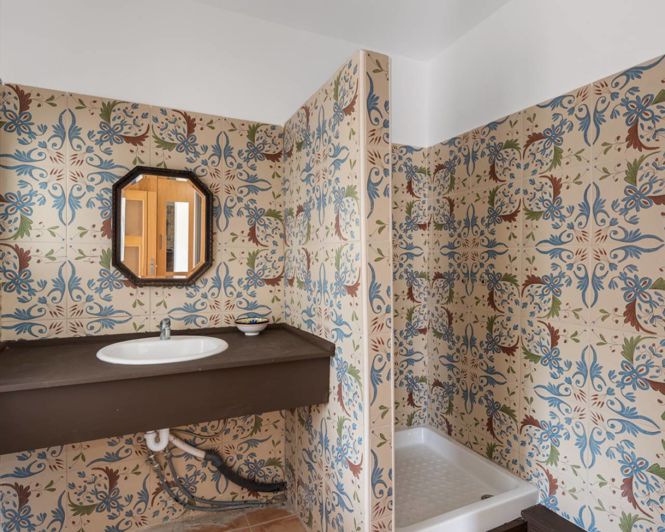 Image No.15-7 Bed Property for sale