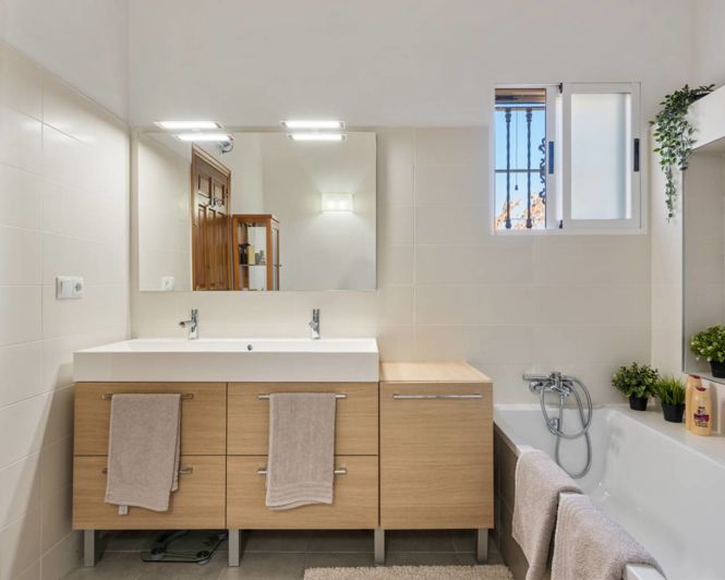 Image No.18-7 Bed Property for sale