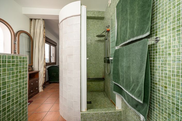 Image No.17-3 Bed Property for sale