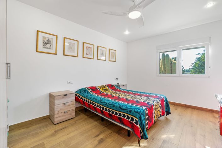 Image No.10-6 Bed Property for sale