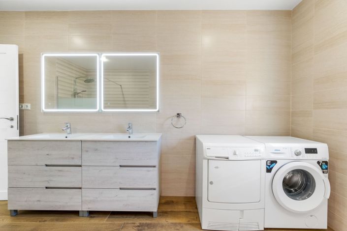 Image No.11-6 Bed Property for sale