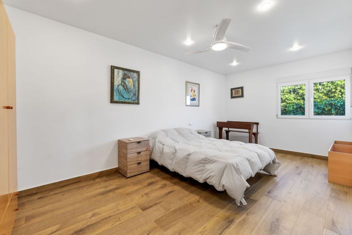 Image No.14-6 Bed Property for sale