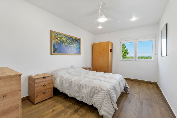 Image No.17-6 Bed Property for sale