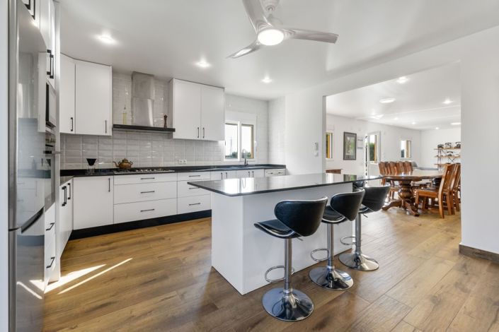 Image No.20-6 Bed Property for sale