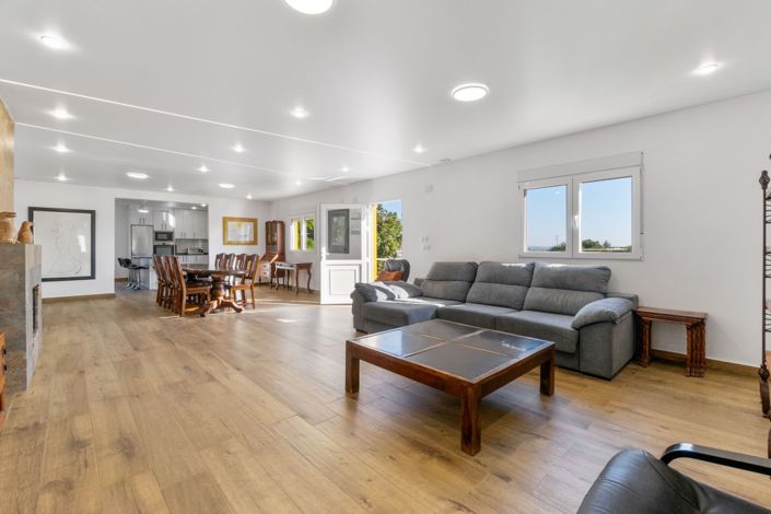 Image No.22-6 Bed Property for sale