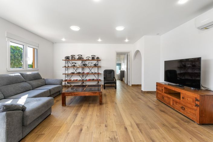 Image No.24-6 Bed Property for sale