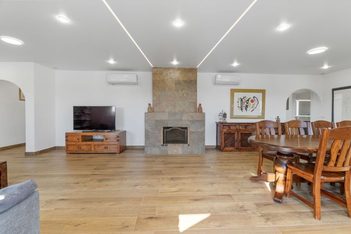 Image No.26-6 Bed Property for sale