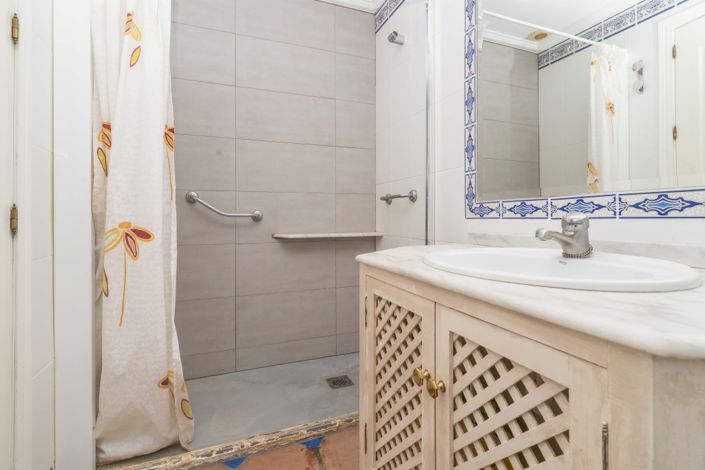 Image No.15-3 Bed Property for sale