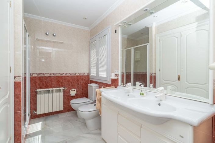 Image No.29-5 Bed Villa for sale