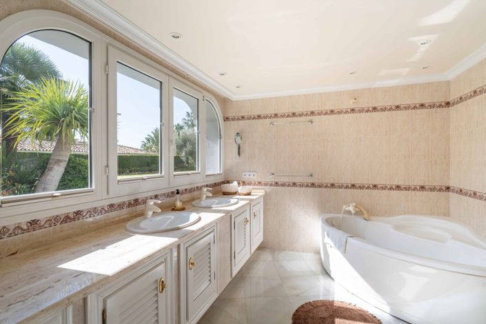 Image No.30-5 Bed Villa for sale