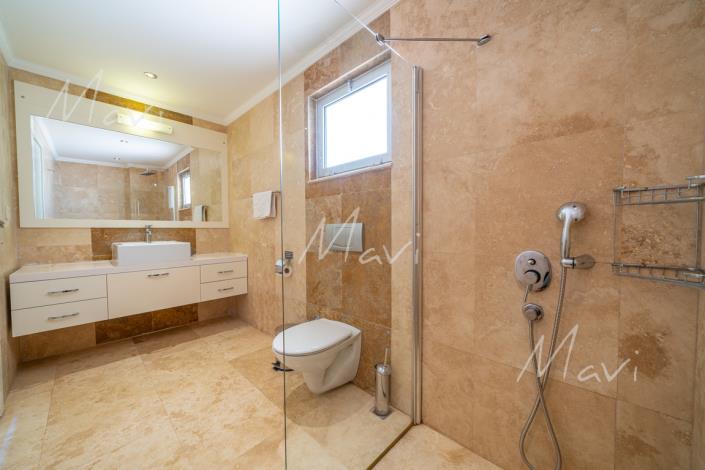 Image No.9-5 Bed Villa / Detached for sale