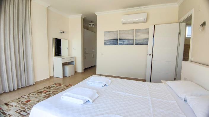 Image No.43-4 Bed Villa / Detached for sale