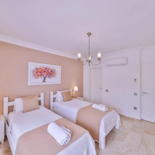 Image No.16-5 Bed Villa / Detached for sale