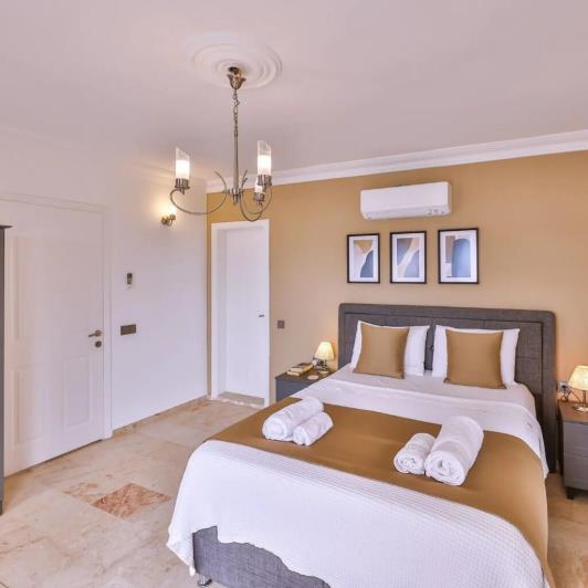 Image No.37-5 Bed Villa / Detached for sale