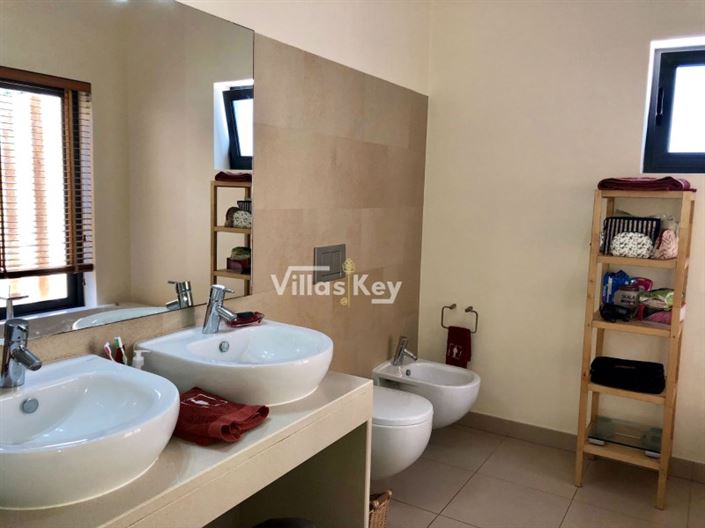 Image No.18-5 Bed House for sale