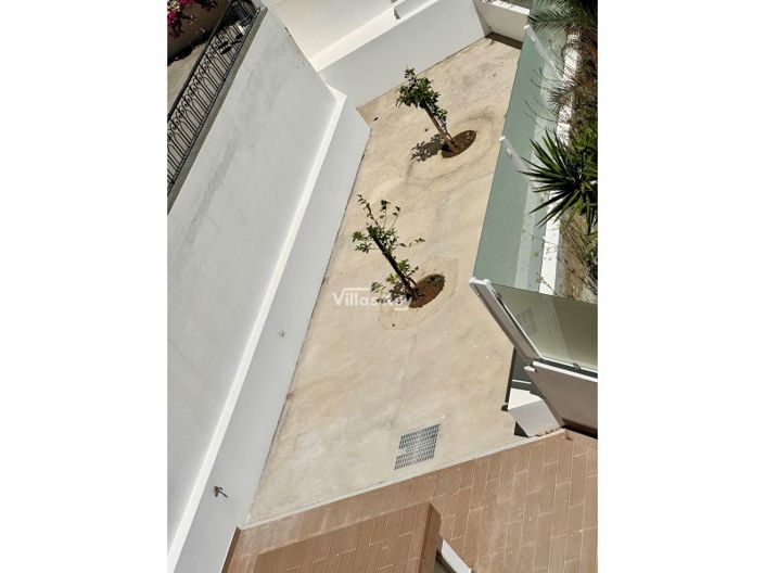 Image No.20-6 Bed Commercial for sale