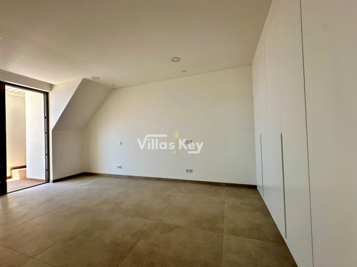 Image No.28-6 Bed Commercial for sale