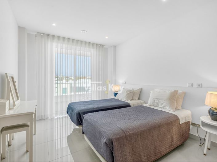 Image No.20-3 Bed Apartment for sale